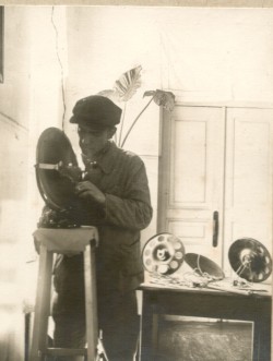 Фотография. Установка радио в Ставропольской психиатрической больнице. 1930-е гг. Из фотоальбома главного врача А.Я. Доршта 1939 г.